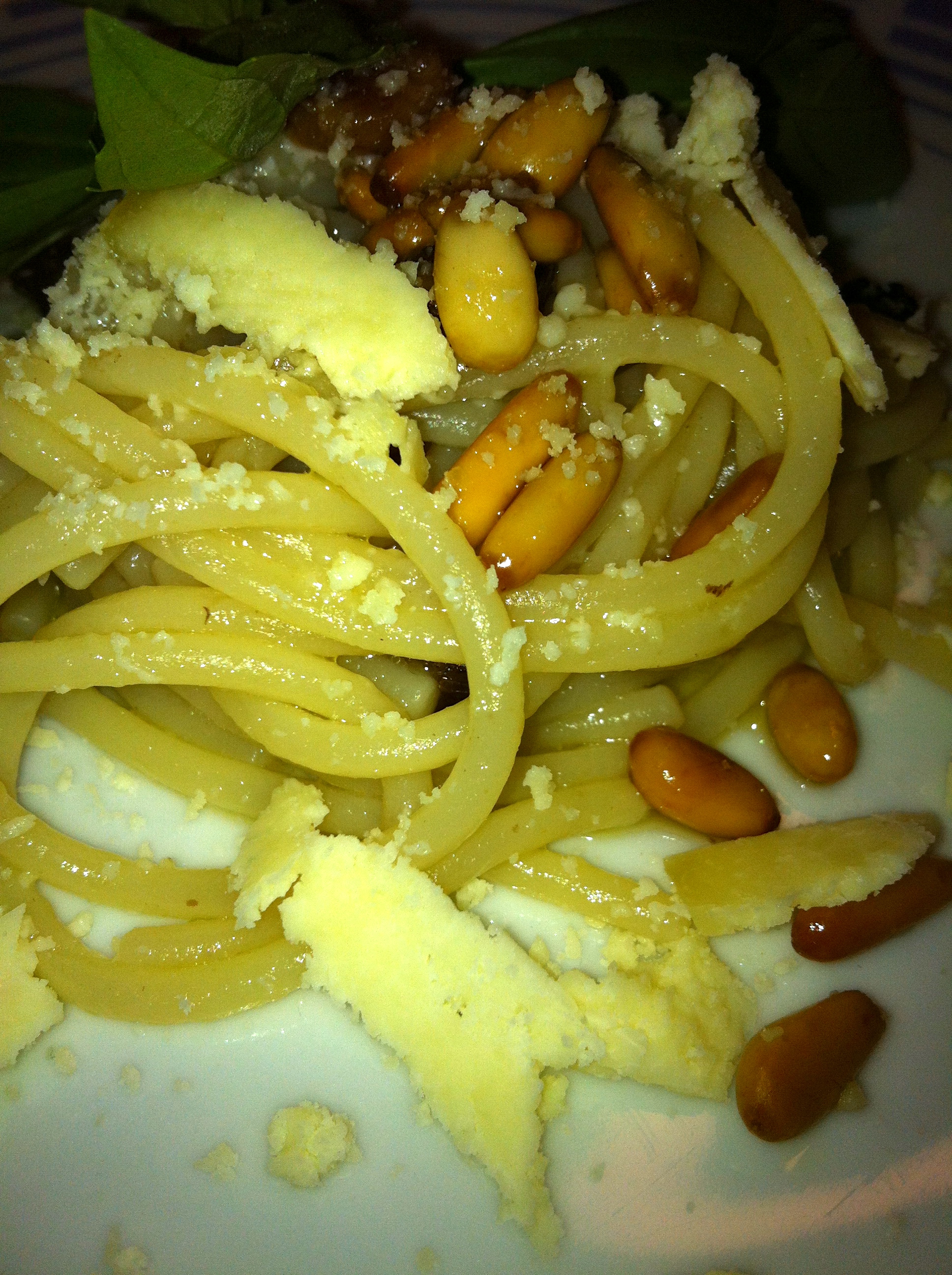 Spaghetti con pinolitostati, uva Sultanina e Castelmagno
